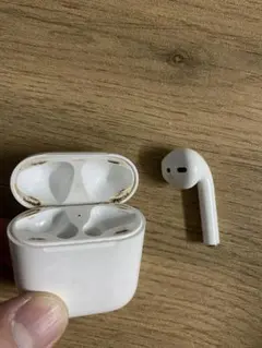 AirPods片耳と充電ケース