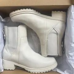 COLE HAANウォータープルーフ　ブーツ　アイボリー