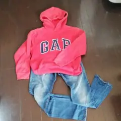 赤GAPパーカー＆ジーンズ　150cm
