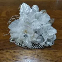 花モチーフ コサージュ ホワイト・シルバー