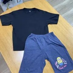 UNIQLO 140 黒Tシャツとミニオンパンツセット　キッズ　パジャマ