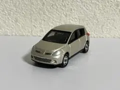 トミカ　日産　ティーダ　シルキーベージュ トミカ 日産 ティーダ《シルキーベージュ》希少品 - メルカリ