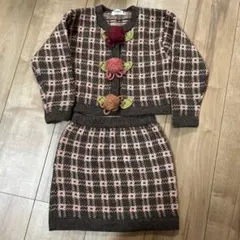 BeBe ニットカーディガンとスカートのセットアップ 花モチーフ