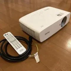 BenQ プロジェクター HT1070 ホームシアター Huluが「映画」になる100インチスクリーンの臨場感。BenQの