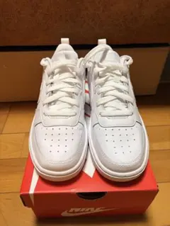 Nike ホワイト スニーカー （キッズ）