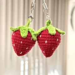 【2個セット】いちごのあみぐるみ　ストラップ　編み物　ハンドメイド