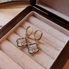 新作♡　レディース　クローバー　ピアス　ホワイト　ゴールド　トレンド　上品