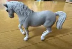 グレーの馬のフィギュア