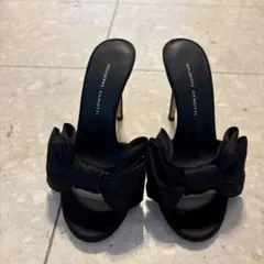 リボン付きブラックオープントゥミュール