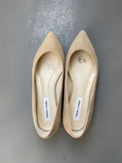 オデットエオディールのベージュ スエードパンプス