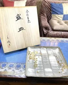 【新品】たち吉 大型角皿 盛皿 金彩草花のサムネイル