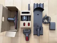 【超メルカリ市限定価格❗️】ダイソンv8slim fluffy 充電器　付属品多数 ジャンク】ダイソン Dyson V8 Fluffy＋ 付属品多数 専用台付き - メルカリ