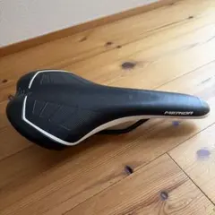 ま*ん様 MERIDA 自転車用サドル ブラック ホワイトのサムネイル