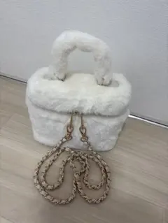 ホワイトファー ハンドバッグ ゴールドチェーン