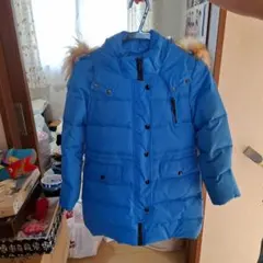 青いフード付きダウンコート