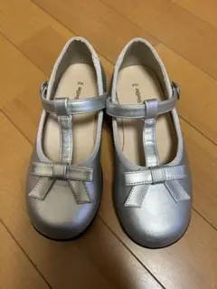 美品　BeBe シルバー シューズ 19㎝