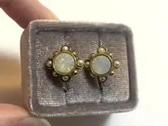 オパール風ストーンのゴールドピアス