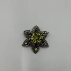 058 花形ブローチ 黒と黄緑のストーン