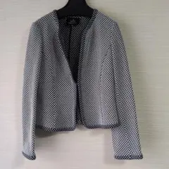 ノーカラージャケット ネイビーとホワイトの幾何学模様　スカート　スーツ