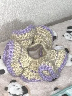 フリル付き編みシュシュ 紫とクリーム