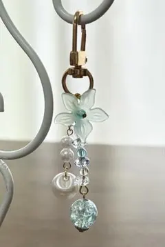 夏色　水色の花とキラキラブルーの大人かわいいチャーム　キーホルダー　ハンドメイド