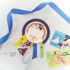 07》ディズニー誕生日に！バースデーシール用バッジ　濃青6本リボン　ロゼット