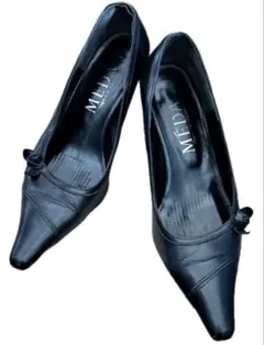 MEDA 黒いリボン付きポインテッドトゥパンプス