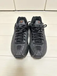 Nike Shox R4ブラックスニーカー
