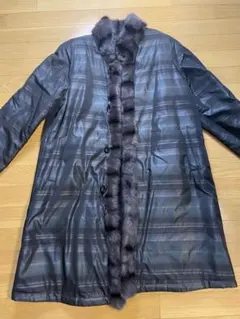 ファー付きロングコート 黒とネイビーのチェック柄