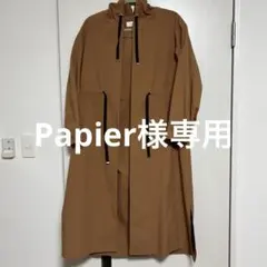 フード付きブラウンロングコート