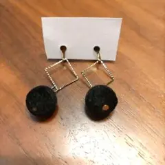 黒 フェルトボールイヤリング クリップ式
