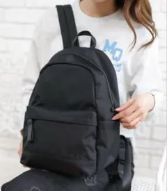MARY QUANT オールブラックシンプルロゴ リュック　黒のサムネイル
