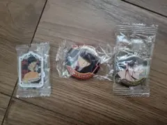 くら寿司×マッシュル-MASHLE- 缶バッジ2種とアクリルステッカー