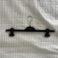 VALENTINO 黒い衣類ハンガー