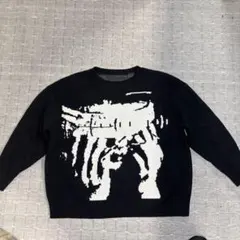 黒のグラフィックニットセーター