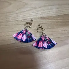 【イヤリング】折りたたみ扇形和紙ネイビー ピンク梅柄《まとめ買いでお値下げ可◎》