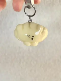 空飛ぶ羽根付き餃子のキーホルダー