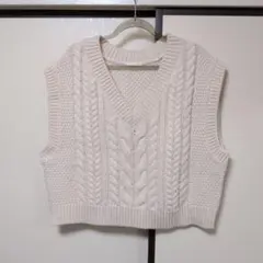 GU アイボリー Vネック ケーブル編み ニットベスト
