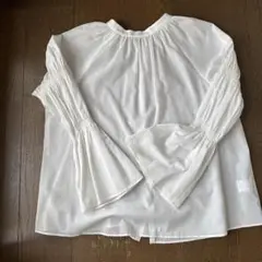 シビラ　ホワイト ボタン付き フリル袖シャツ
