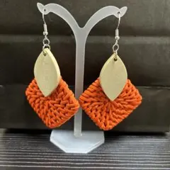 オレンジ編みピアス