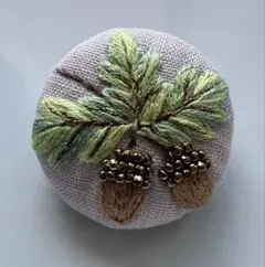 どんぐりの刺繍ブローチ 2