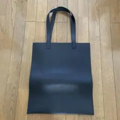 ブラックトートバッグ エンボスロゴ付きのサムネイル