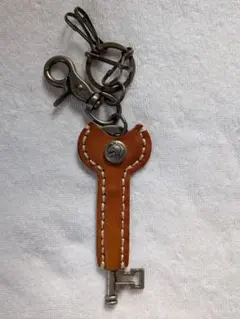 レザー 鍵型キーリング 金属ボタン付き