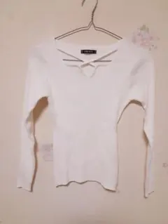 BELIEVE ホワイト クロスネック 長袖ニットトップス