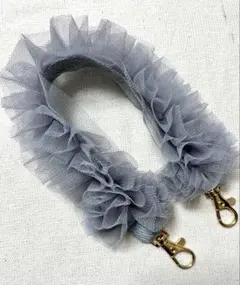 ②32cmグレー　チュール　フリル　ハンドストラップ　スマホストラップ