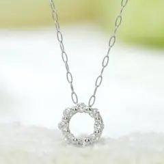 ダイヤモンドの花冠がとってもキュートなネックレス 　Pt プラチナ