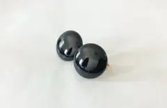 黒の光沢円形イヤリング