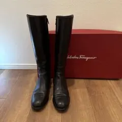 フェラガモ　ローヒールロングブーツ　黒