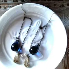 雫とお花のロングピアス　淡水パールと水晶を添えました