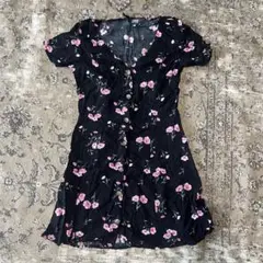 花柄半袖ミニワンピース 黒色